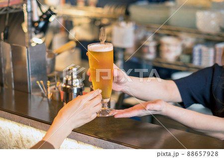 ビールを提供する女性の手 ビールを提供する女性の手 88657928