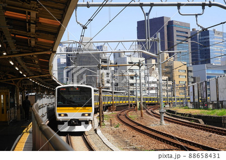 4月　千代田1037東口ホームの湾曲カーブとJR飯田橋駅ホーム 88658431
