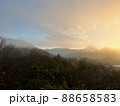 朝日を浴びた山々と空 88658583