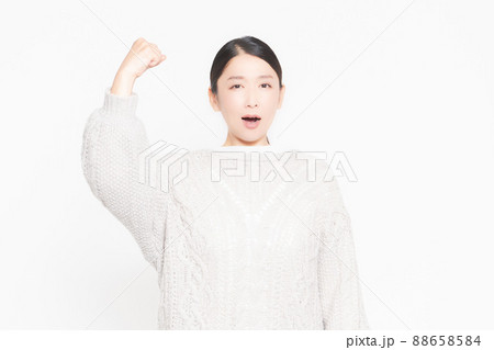 腕を振り上げて怒っている女性 88658584