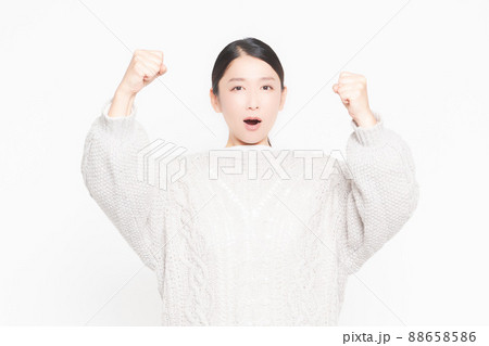 腕を振り上げて怒っている女性 88658586