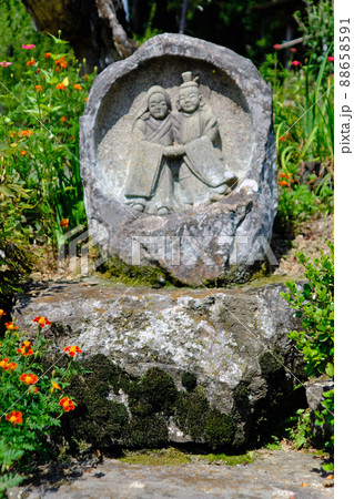 ほほ笑ましい夫婦道祖神 88658591