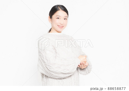 納得したジェスチャーをする女性 納得したジェスチャーをする女性 88658877