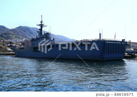 戦艦大和の故郷・呉に停泊する輸送艦おおすみ 戦艦大和の故郷・呉に停泊する輸送艦おおすみ 88658975