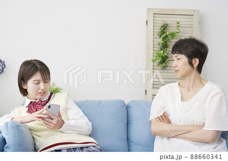 女子高生の娘を叱る母親 88660341