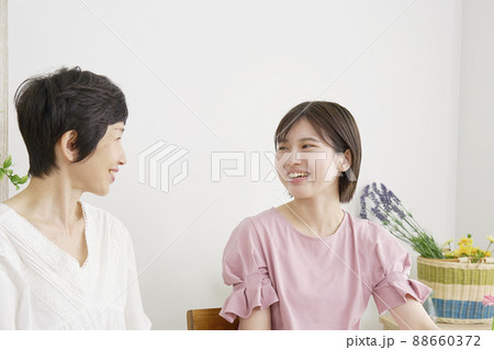 母娘　会話　リビング 88660372