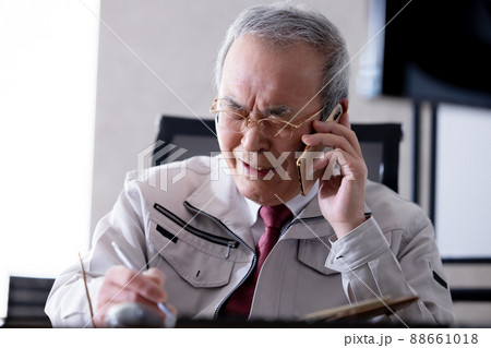 中小企業の社長イメージ 経営不振に悩む社長 中小企業の社長イメージ 経営不振に悩む社長 88661018