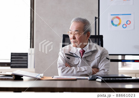 中小企業の社長イメージ　経営不振に悩む社長 88661023