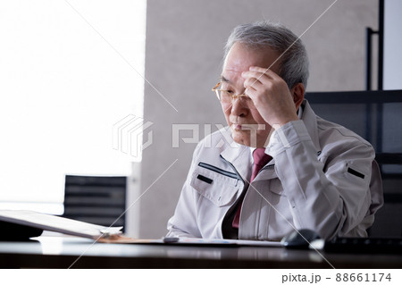 中小企業の社長イメージ　経営不振に悩む社長 88661174