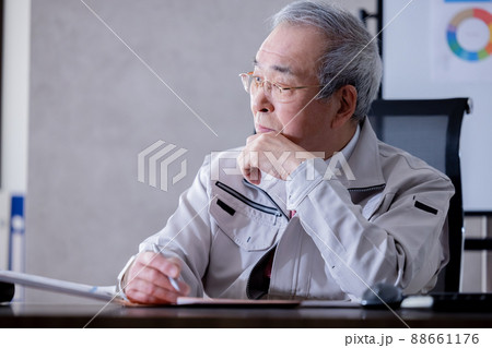 中小企業の社長イメージ 経営不振に悩む社長 中小企業の社長イメージ 経営不振に悩む社長 88661176