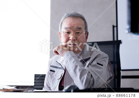 中小企業の社長イメージ 経営不振に悩む社長 中小企業の社長イメージ 経営不振に悩む社長 88661178