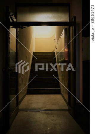 古い団地の薄暗い階段 88661473