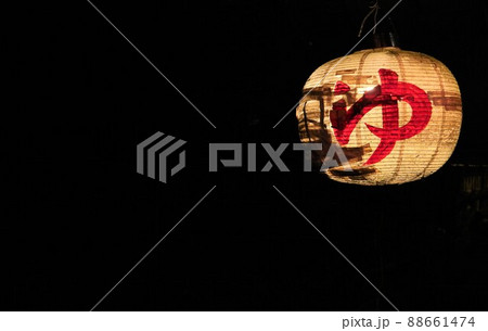 暗闇に灯る薄気味悪い提灯 88661474