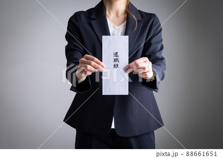 退職願を持つ女性　Retirement	 88661651