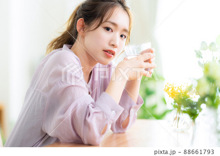 女性　水　水分補給　ビューティー　スキンケア　リビング　ライフスタイル　ニューノーマル 88661793