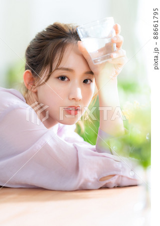 女性 水 水分補給 ビューティー スキンケア リビング ライフスタイル ニューノーマル 女性 水 水分補給 ビューティー スキンケア リビング ライフスタイル ニューノーマル 88661795