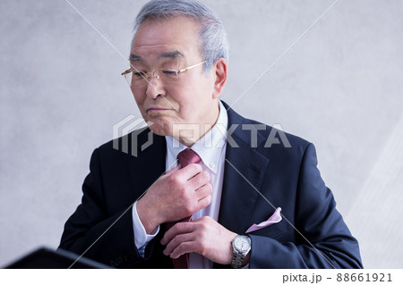 ビジネス 演説の前に部下と打合せをするシニア男性 ビジネス 演説の前に部下と打合せをするシニア男性 88661921