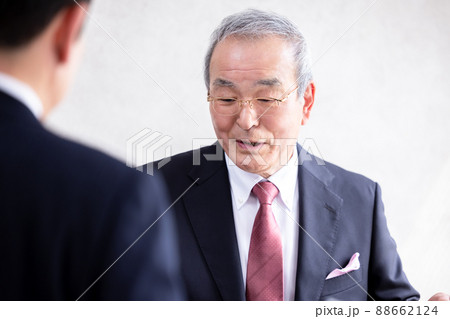 ビジネス 演説の前に部下と打合せをするシニア男性 ビジネス 演説の前に部下と打合せをするシニア男性 88662124