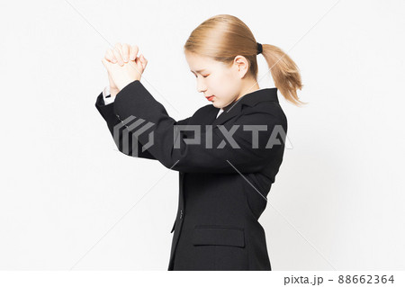 指を組んでお願いのポーズをする女性 指を組んでお願いのポーズをする女性 88662364