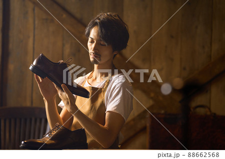 男性　若い　革靴　メンテナンス 88662568