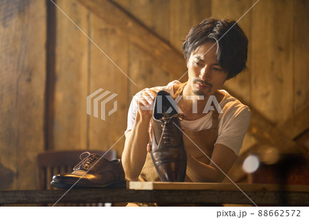 男性　若い　革靴　メンテナンス 88662572