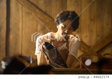 男性　若い　革靴　メンテナンス 88662574