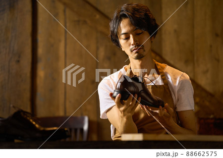 男性　若い　革靴　メンテナンス 88662575