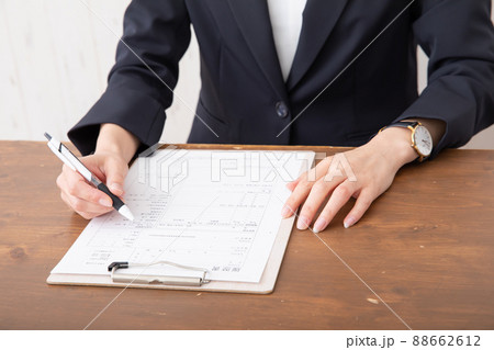 履歴書を書く手元 resume 履歴書を書く手元 resume 88662612