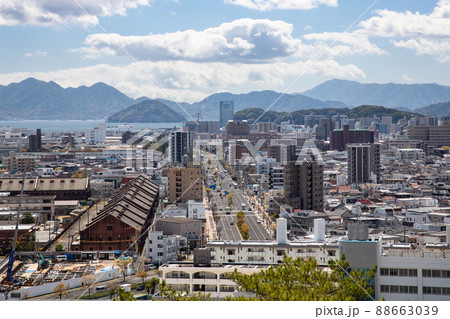 広島市南区宇品方面の遠景風景です。手前のレンガ造りは旧陸軍被服廠跡。遠景のビルはG7サミット会場です 88663039