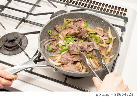カルビ肉と野菜を炒める調理シーン 88664523