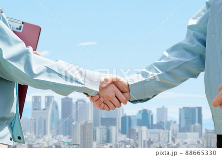 都市を背景にした握手をする建設作業員 88665330