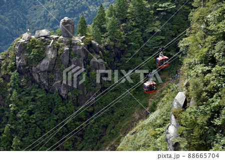 三重県菰野町 御在所岳中登山道からの眺望 大黒岩と本谷ルート 三重県菰野町 御在所岳中登山道からの眺望 大黒岩と本谷ルート 88665704