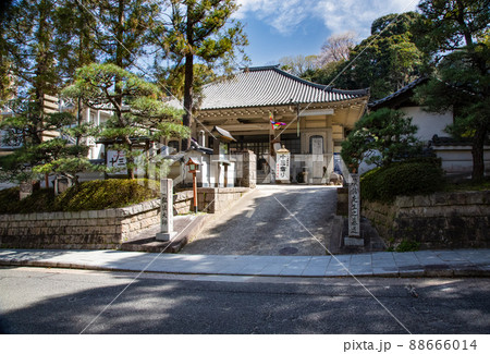 幕末維新へ大きな影響を与えた頼山陽ゆかりの多聞院入り口風景です。被爆建物鐘楼があります。広島県 幕末維新へ大きな影響を与えた頼山陽ゆかりの多聞院入り口風景です。被爆建物鐘楼があります。広島県 88666014