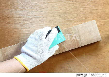 木材のヤスリがけ 88666938