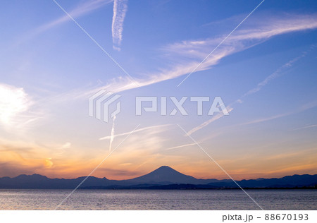 江ノ島から見た夕暮れの海と富士山とオレンジに染まっていく空 江ノ島から見た夕暮れの海と富士山とオレンジに染まっていく空 88670193