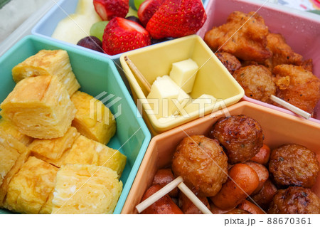 ピクニック　お弁当　色取り取り 88670361
