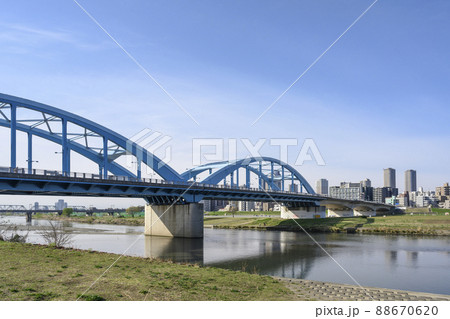 多摩川左岸から望む丸子橋と武蔵小杉のビル群 多摩川左岸から望む丸子橋と武蔵小杉のビル群 88670620