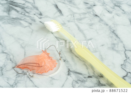 歯列矯正のリテーナーと歯ブラシ 88671522