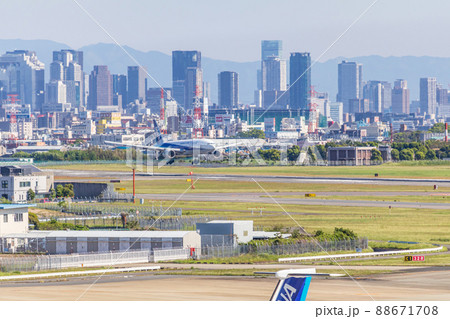 【大阪の都市風景】大阪国際空港から大阪市内の眺望と飛行機の着陸 88671708