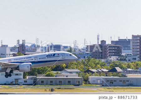 【イメージ素材】航空機の離陸（大阪空港） 88671733