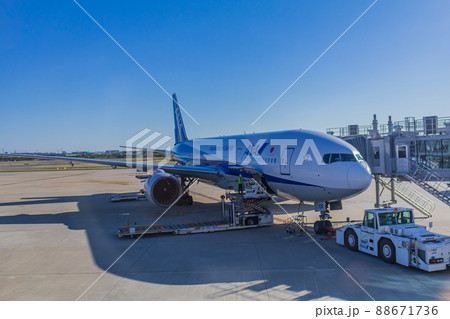 【イメージ素材】スポット大気中の旅客機（大阪空港） 88671736