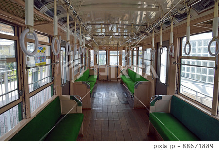 江ノ電の車内 88671889