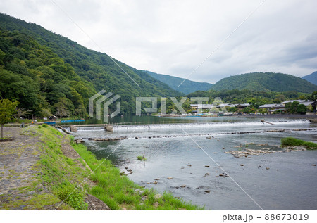 【日本】京都、嵐山の渡月橋から見た川と山の風景 【日本】京都、嵐山の渡月橋から見た川と山の風景 88673019