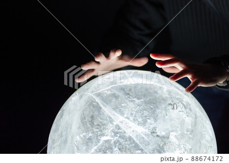 水晶玉に手をかざす 水晶玉に手をかざす 88674172