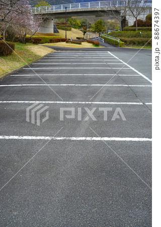 駐車場の白いライン 88674397