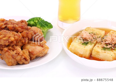 鶏のから揚げ 厚揚げ豆腐 ビール 明るい背景 鶏のから揚げ 厚揚げ豆腐 ビール 明るい背景 88675548