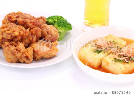 鶏のから揚げ　厚揚げ豆腐　ビール　明るい背景 88675549