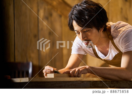 男性　若い　職人 88675858