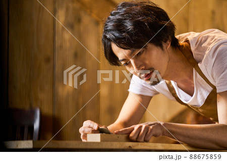 男性　若い　職人 88675859