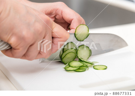 【キュウリを三徳包丁で超薄輪切り】 【キュウリを三徳包丁で超薄輪切り】 88677331